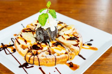 Şekerli tatlı krep ve çikolatalı dondurma ile