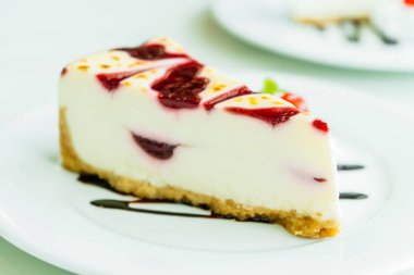 Beyaz tabak içinde ahududu cake 