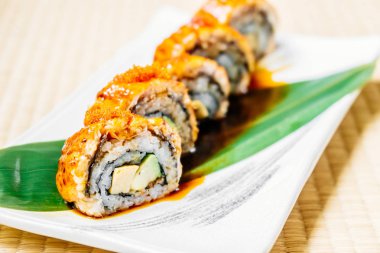 Unagi veya yılan balığı balık suşi roll