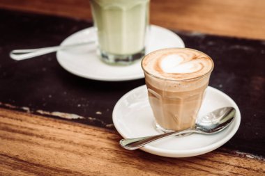 Sıcak latte kahve fincanı