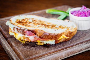 Pastırma ve yumurta ile sandviç