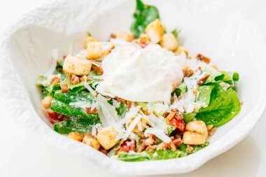 Sezar salata taze sebze ile