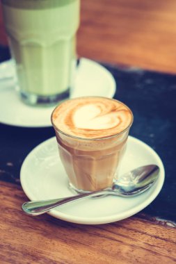 Sıcak latte kahve fincanı