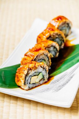 Unagi veya yılan balığı balık suşi roll