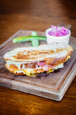 Pastırma ve yumurta ile sandviç
