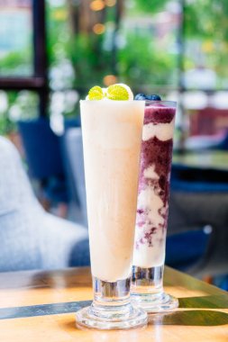 İçme cam lychee smoothies ile buzlu