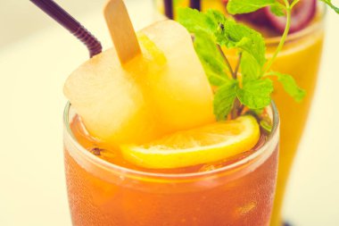 Plaj ve deniz ile cam içme buzlu kokteyller