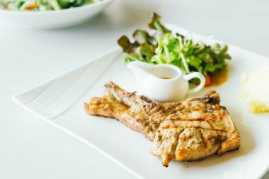 Izgara domuz eti et biftek