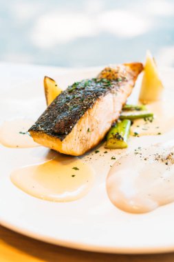 Eti biftek beyaz plaka soslu somon fileto