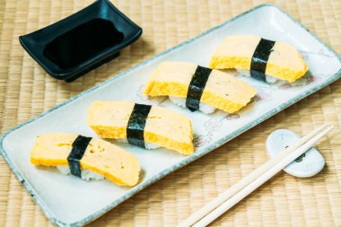 Tatlı yumurta suşi