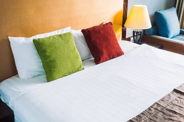 Almohada confort en la cama decoración interior — Foto de Stock