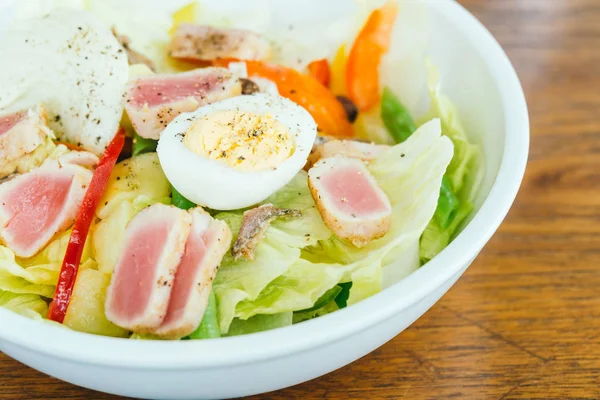 Мясо тунца и яйцо с овощным салатом — стоковое фото