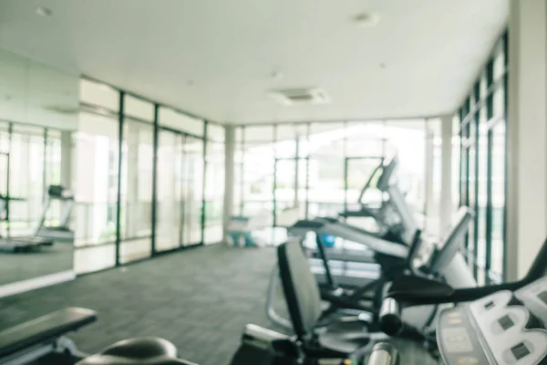 抽象的模糊和散焦的运动器材在健身房室内 — 图库照片
