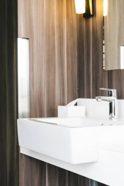 Beyaz modern lavabo ve banyo musluk