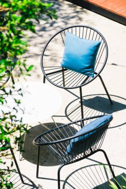 Yastık ile veranda sandalye ve masa ayarla