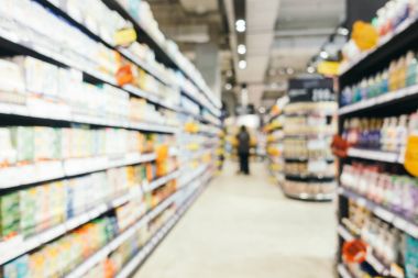 Soyut bulanıklık ve süpermarkette alışveriş bölümü s defocused