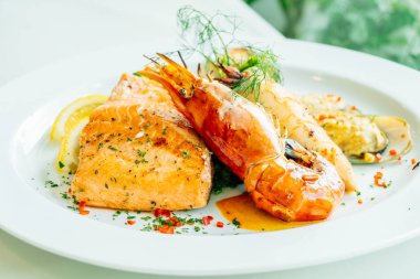 Karışık ızgara deniz ürünleri ile Somon karides biftek ve diğer et