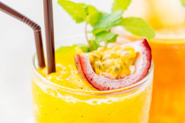 Plaj ve deniz ile cam içme buzlu kokteyller