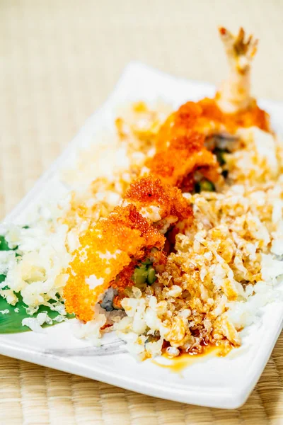 Crevettes frites ou sushis tempura aux crevettes — Photo