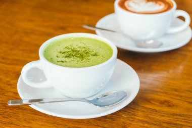 Sıcak yeşil matcha latte beyaz Kupası
