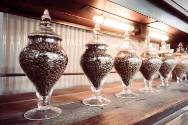 kahve çekirdekleri kavanoz içinde