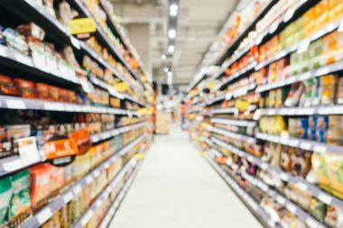 Soyut bulanıklık ve süpermarkette alışveriş bölümü s defocused