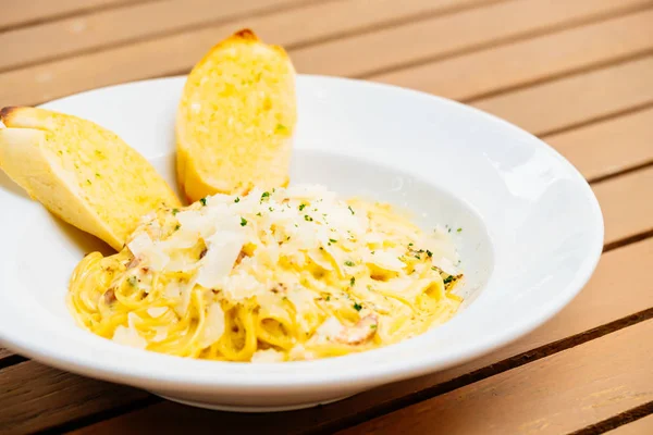 Espaguete Carbonara em placa branca — Fotografia de Stock