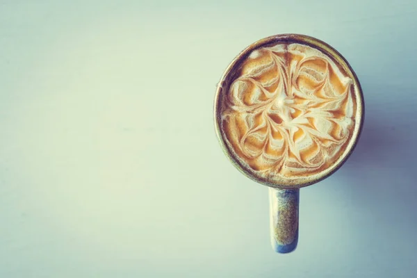 Gorące latte macchiato karmelu cup — Zdjęcie stockowe
