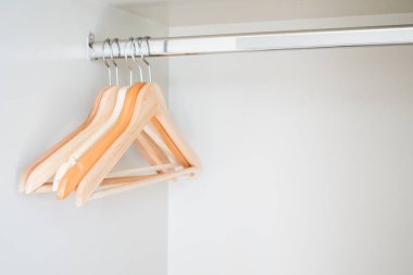 Boş elbise askısı