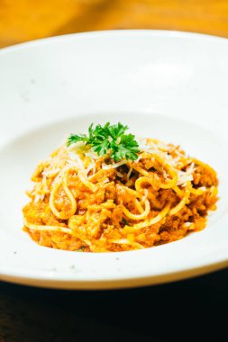 Spagetti veya makarna bolognese beyaz plaka