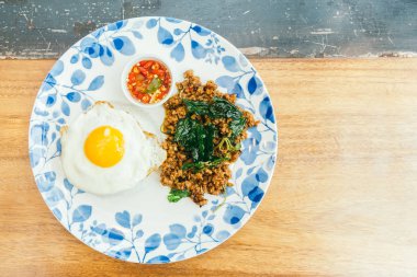 Fesleğen yaprağı ve pirinç ile baharatlı domuz eti