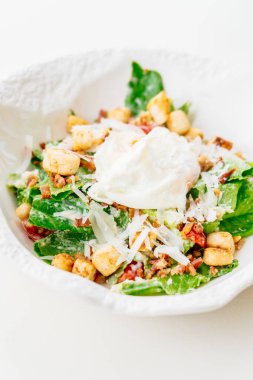 Sezar salata taze sebze ile 