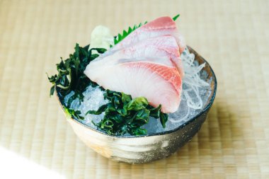 Taze hamachi et balık sashimi ile ham