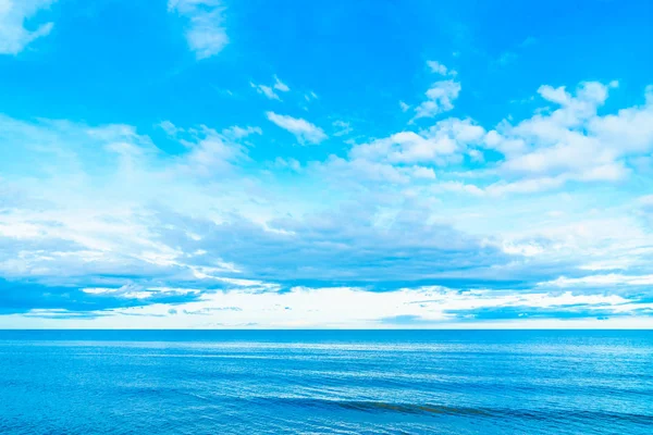 白云在蔚蓝的天空与海景 — 图库照片