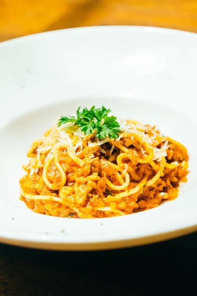 Espaguetis o pasta boloñesa en plato blanco — Foto de Stock