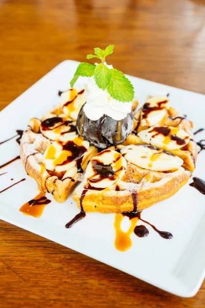 Dolce dessert con pancake e cioccolato gelato — Foto Stock