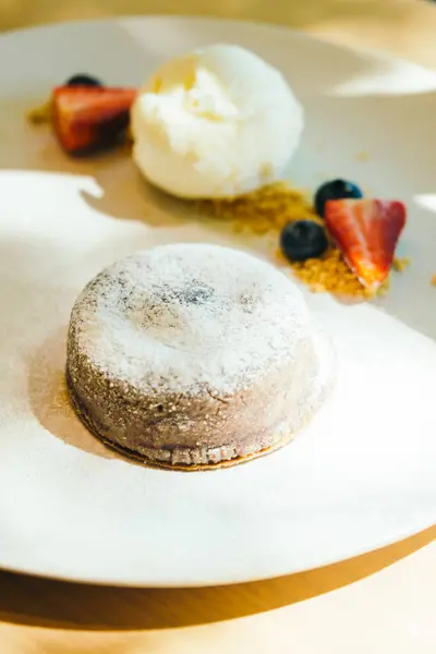 Bolos de chocolate bolo de lava com sorvete — Fotografia de Stock