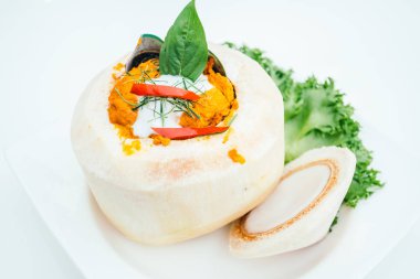 Buharda pişirilmiş köri Balık ve Hindistan cevizi içinde karışık deniz ürünleri