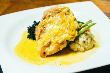 Sebzeli ızgara tavuk göğsü biftek