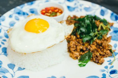 Fesleğen yaprağı ve pirinç ile baharatlı domuz eti