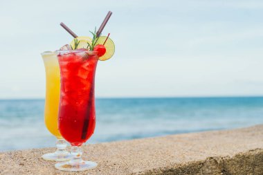 Plaj ve deniz ile cam içme buzlu kokteyller