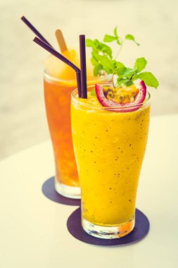 Plaj ve deniz ile cam içme buzlu kokteyller