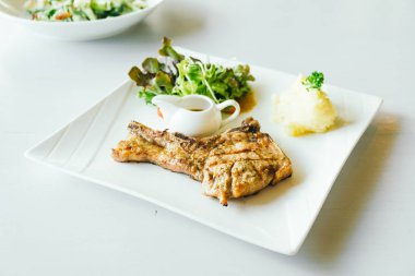 Izgara domuz eti et biftek