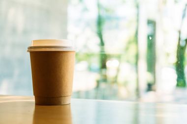 Kağıt Kupası kafede masada sıcak latte kahve