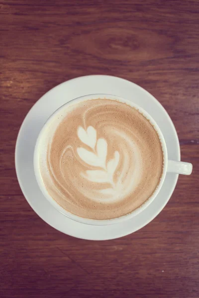 Café con leche caliente en taza blanca en la mesa en el restaurante y la cafetería —  Fotos de Stock