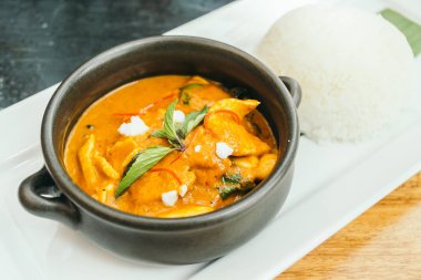 Panang köri tavuk çorbası