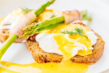 Pastırmalı yumurta benedict kuşkonmaz twist