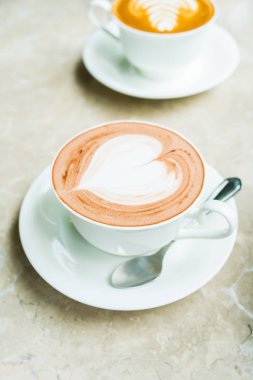 Sıcak çikolata ile beyaz fincan 