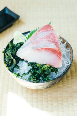 Taze hamachi et balık sashimi ile ham