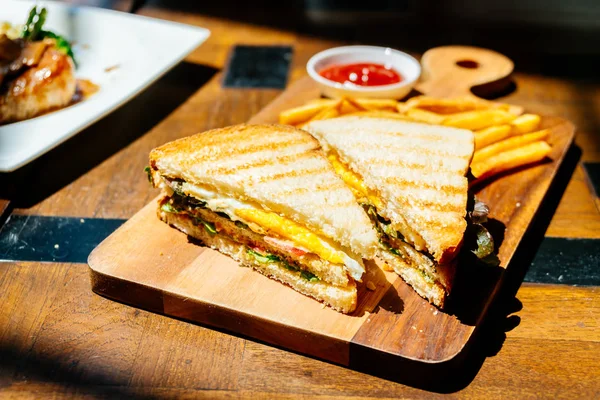 Club Sandwich mit Pommes — Stockfoto